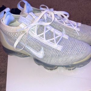 Never worn Woman Size 8 Nike White VaporMax